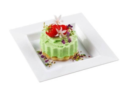 Are Plastic Plates the Right Choice for Your Wedding?